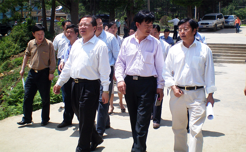 原省委常委、副省長秦如培（前排左一)、省政協(xié)副主席孔令中(前排右一)在縣領(lǐng)導的陪同下,來我校視察工作